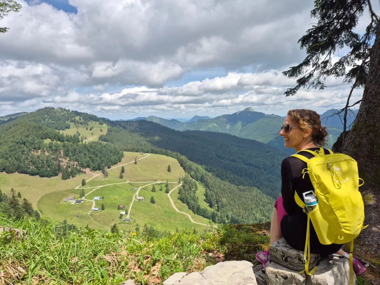Sandra Ramsebner bei einer Bergtour, Blick über eine Almlandschaft